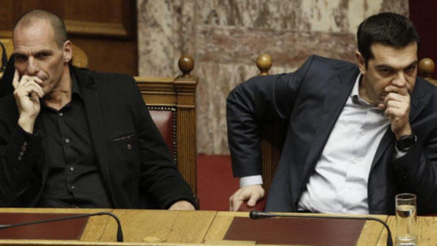 Varufakis (izda.) y Tsipras, en el parlamento griego.