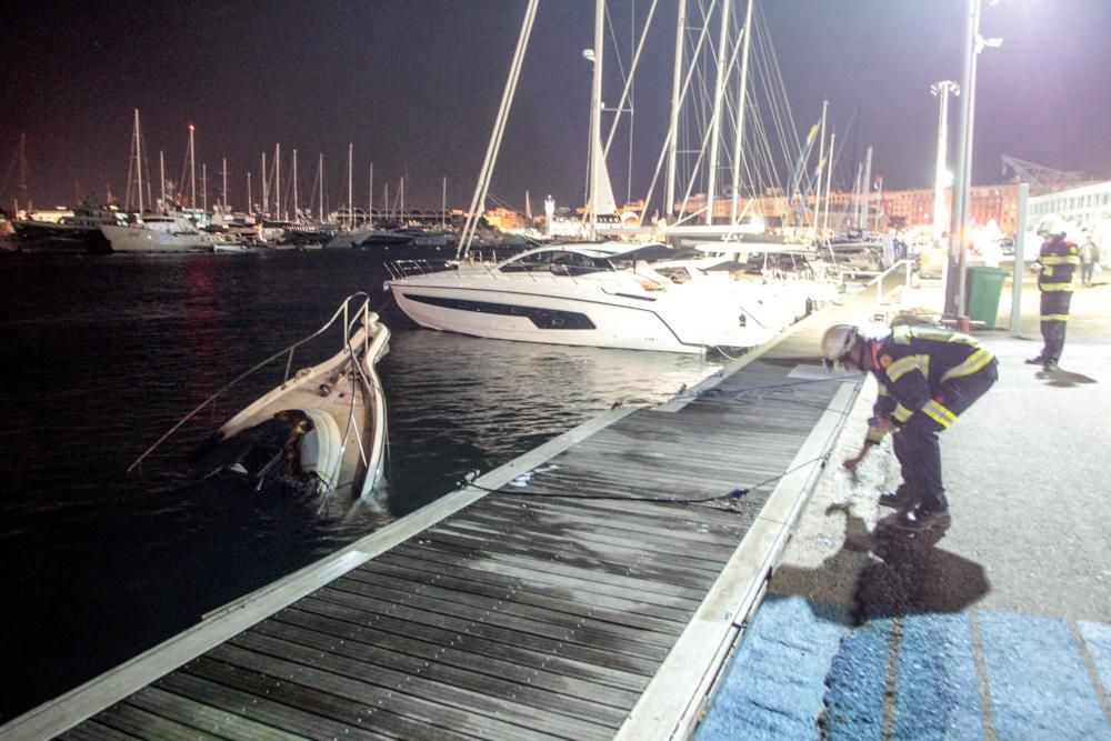 Un barco se incendia en la Marina de València