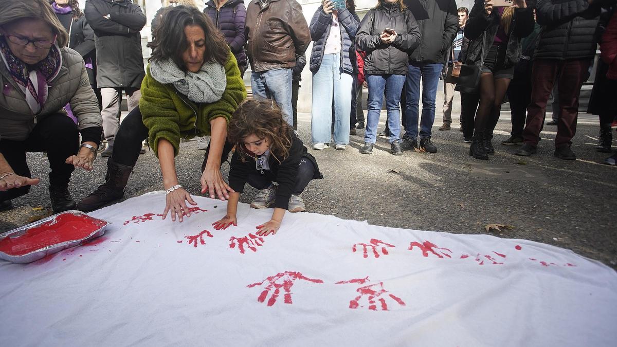 Un moment de l'acte celebrat aquest 25 de novembre contra la violència masclista a Girona davant els jutjats.