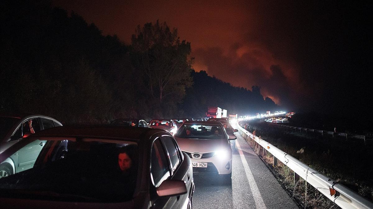 Cientos de coches atrapados en la autovía A-52 a la altura de A Caniza, Pontevedra.