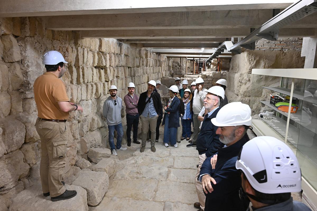 Visita de los técnicos al área arqueológica de la "calle emiral" de la Mezquita, en la ampliación de Almanzor.