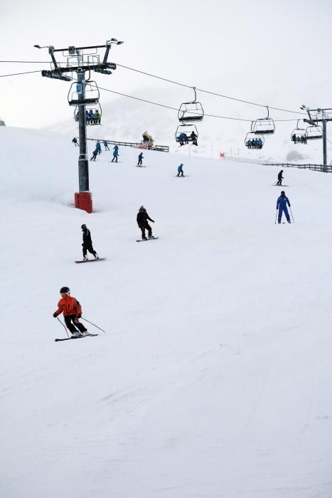 Multitud de esquiadores en Pajares en el domingo tras el temporal de nieve.