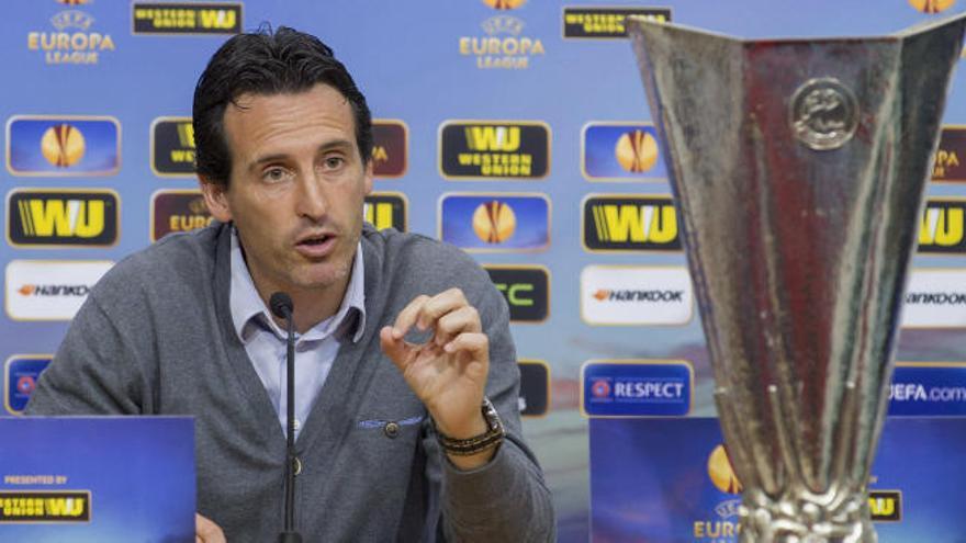 Unai en rueda de prensa junto al trofeo de la Europa League