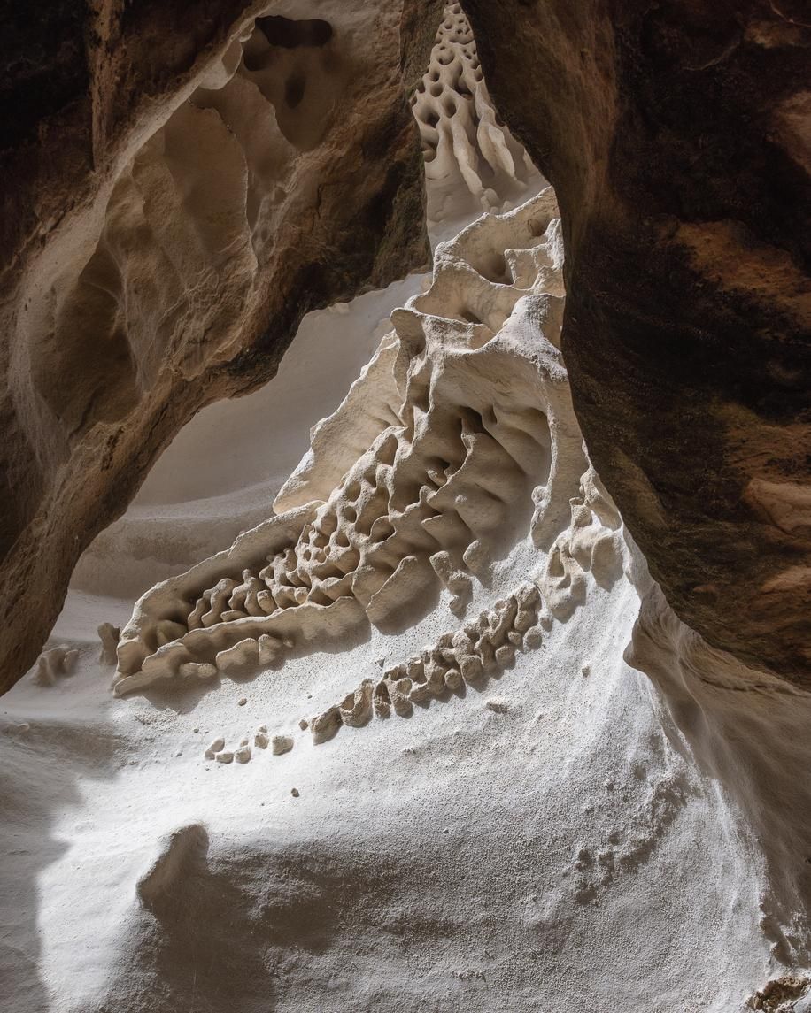Cañón Ybykty Sai, un cañón de piedra caliza con una extraña erosión rocosa en Mangystau.