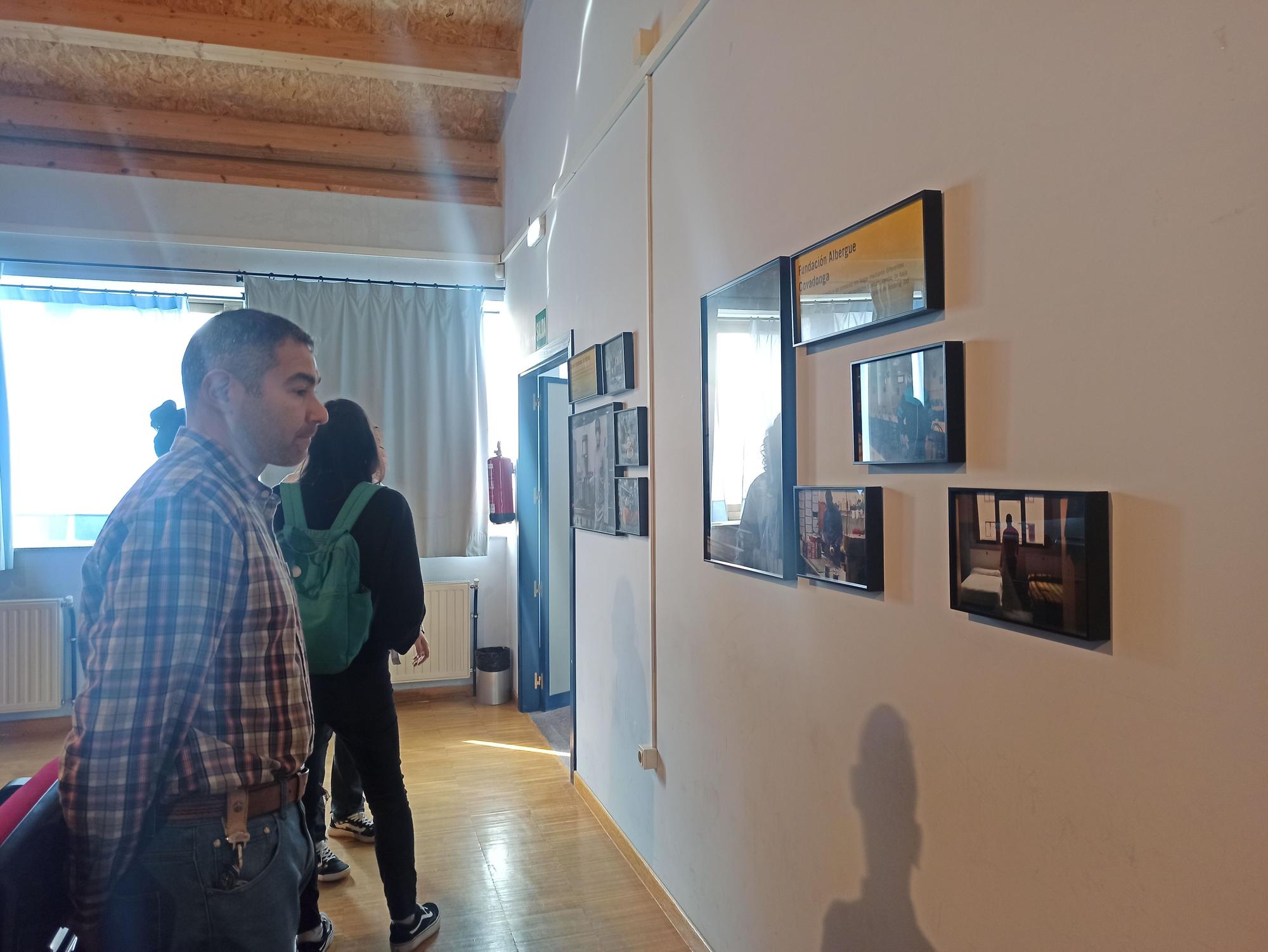 La exposición "Nuestros vecinos invisibles" sorprende a los alumnos del instituto de Llanera: "Es inspiradora"