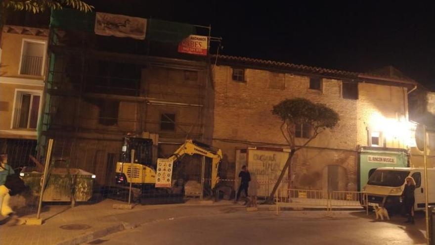 La obra en la noche del lunes, cuando solo se había derruido el cuarto superior. | SERVICIO ESPECIAL