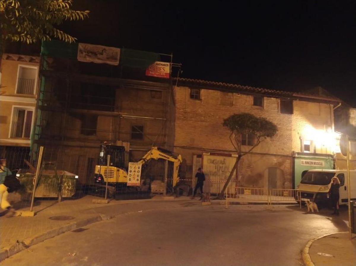 La obra en la noche del lunes, cuando solo se había derruido el cuarto superior. | SERVICIO ESPECIAL