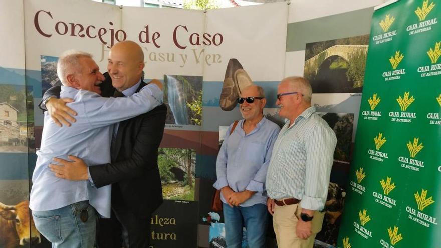 El alcalde de Caso, Miguel Fernández, a la izquierda, abraza a Miguel Ángel Gallo, en presencia del tesorero y el vicepresidente de la Federación, Severino García y Víctor García. | D. O.