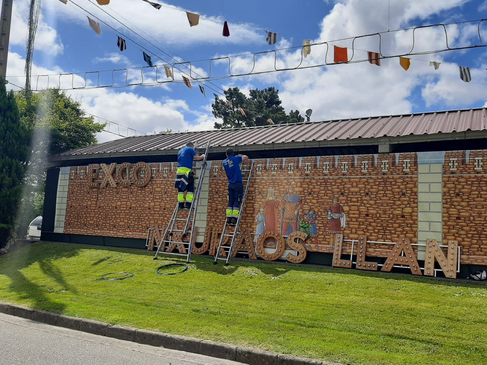 Así prepara Llanera los Exconxuraos: Decorado medieval y mesas para 1.250 comensales