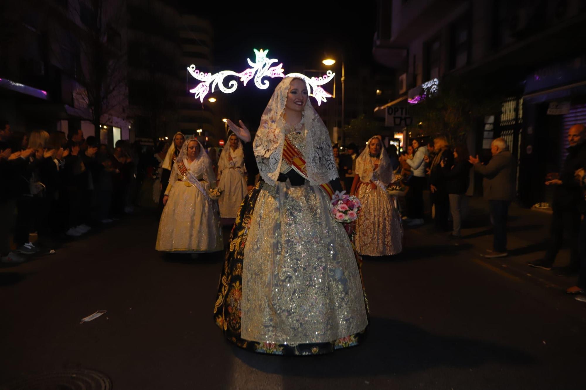 Laura Mengó y su corte coronan la ofrenda a la Virgen