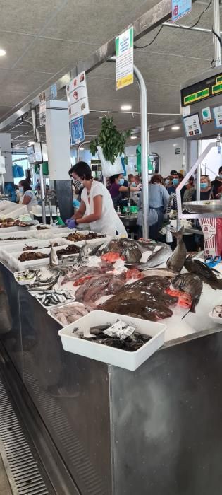 Gran afluencia de público al mercado de Vilagarcía