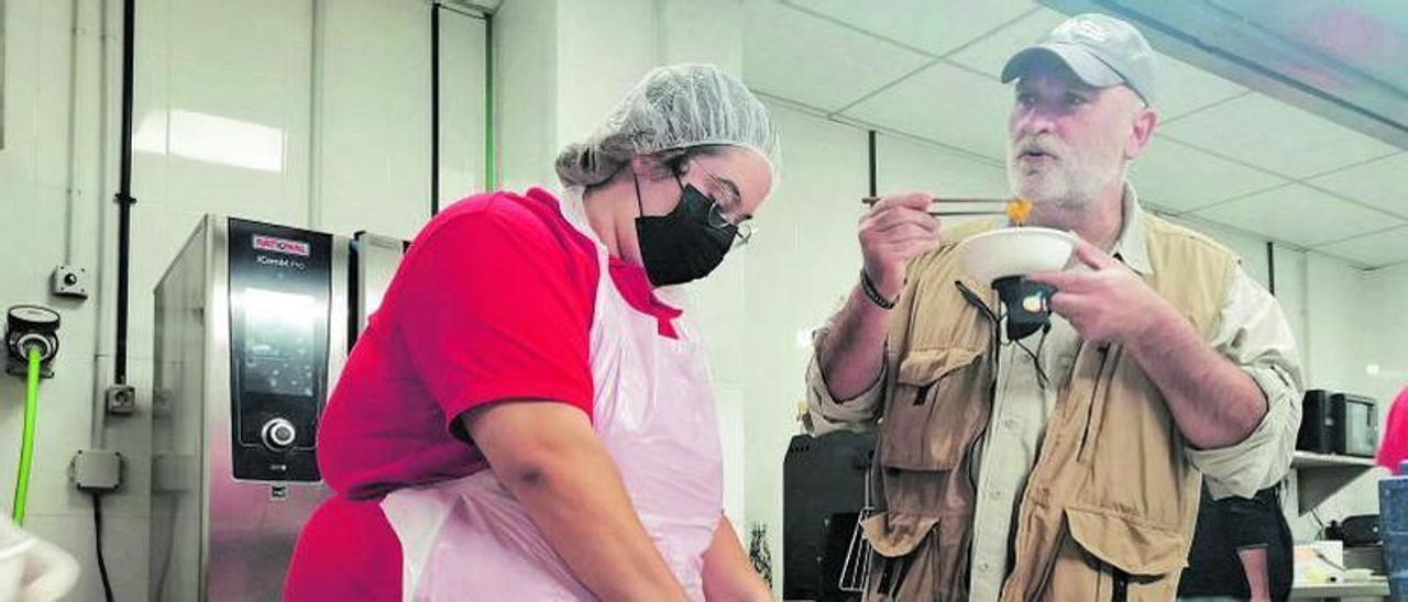 José Andrés prueba uno de los platos que se están cocinado desde el pasado martes para los integrantes de los recursos de emergencia y las personas más necesitadas.