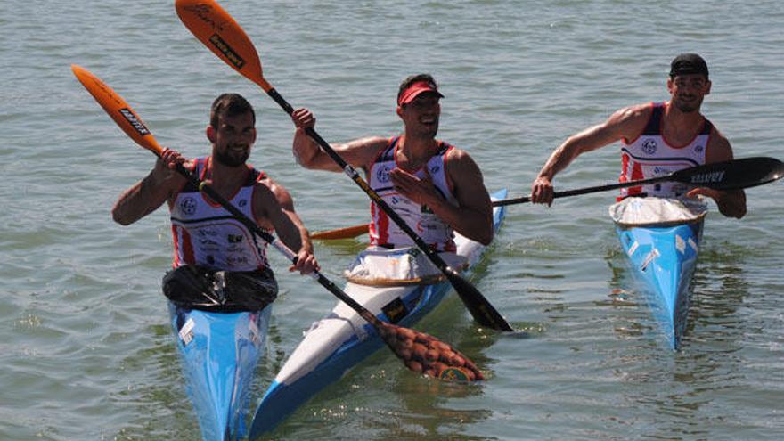 Rubén Millán, Garbriel Campo Pavón y Roi Rodríguez, después de terminar la regata de K-1. // @KayakTudense