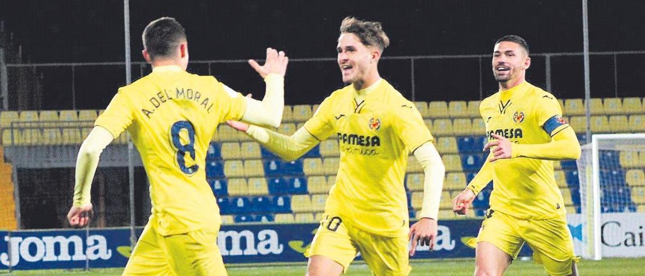 Carlo Adriano Celebra su gol (2-0) junto a sus compañeros Alberto del Moral y Adrián de la Fuente, en el Mini Estadi.