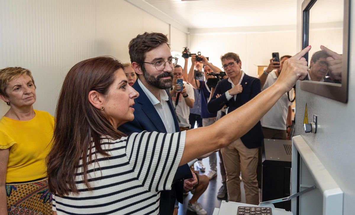 La ingeniero industrial Isabel Mas explica a Groizard el funcionamiento de la nueva planta solar de la comunidad energética de Enercoop en Crevillent