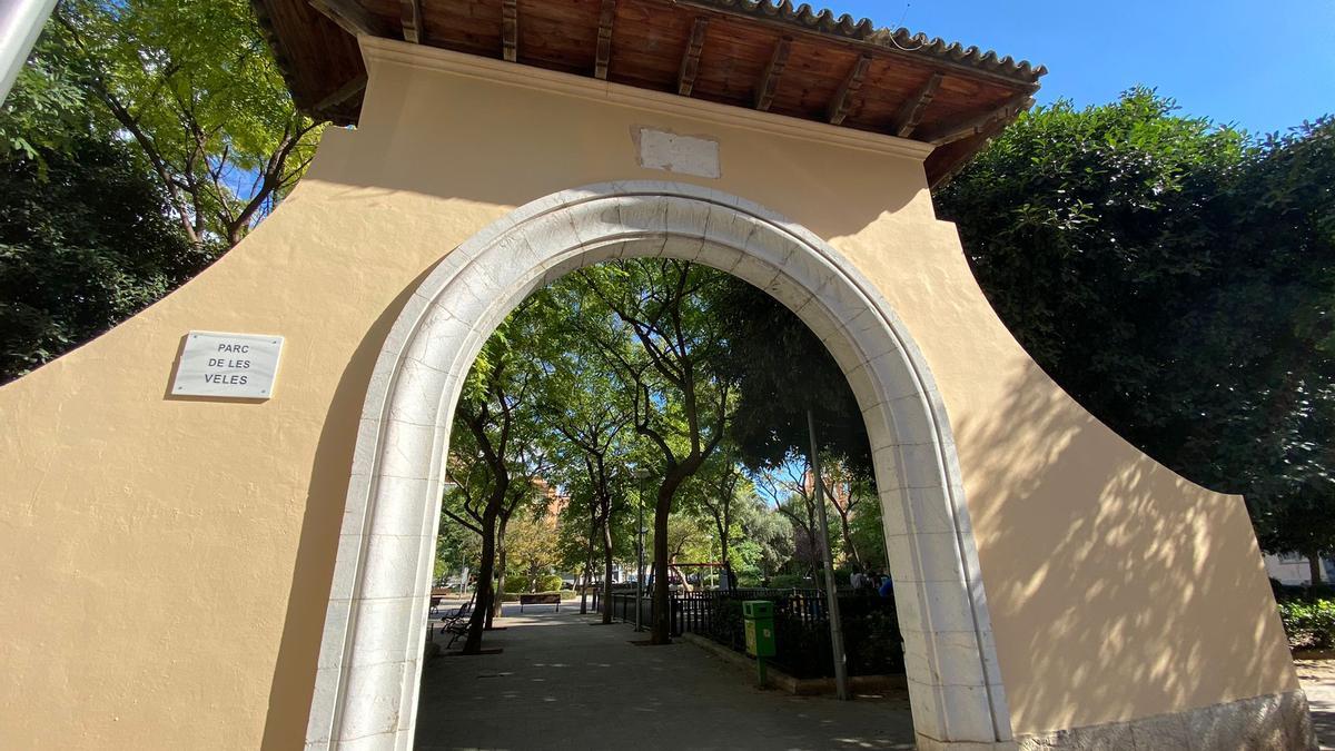 La puerta del Parc de Ses Veles ha recuperado hoy su aspecto original