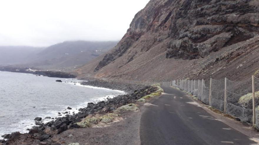 Obras de mantenimiento en el talud de protección de la playa de La Restinga