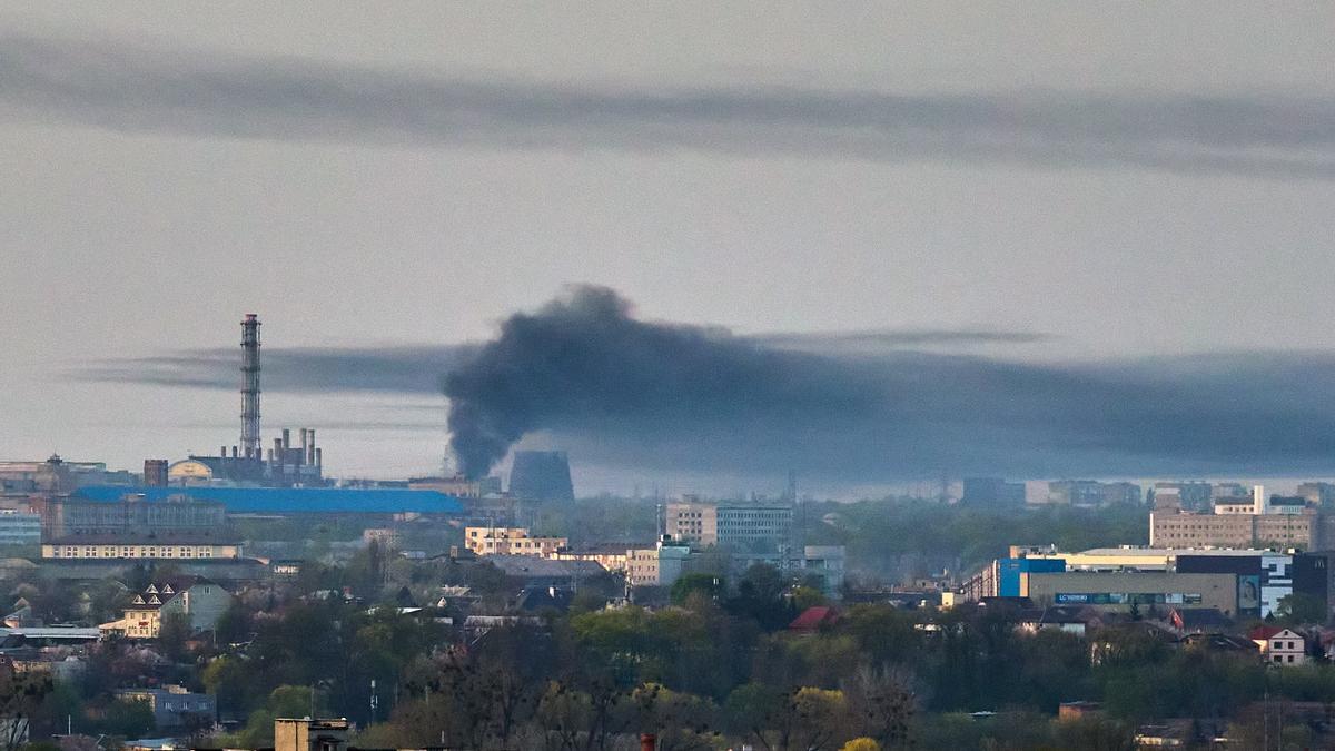 Járkov (Ucrania), 04/11/2024.- Una nube de humo se eleva tras un ataque con cohetes en Járkov, Ucrania, este jueves. Según el Comando de la Fuerza Aérea de las Fuerzas Armadas de Ucrania, unos 42 cohetes rusos de diferentes clases y 40 drones de choque se lanzaron en Járkov.-EFE/ Sergey Kozlov