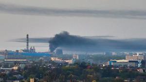 Járkov (Ucrania), 04/11/2024.- Una nube de humo se eleva tras un ataque con cohetes en Járkov, Ucrania, este jueves. Según el Comando de la Fuerza Aérea de las Fuerzas Armadas de Ucrania, unos 42 cohetes rusos de diferentes clases y 40 drones de choque se lanzaron en Járkov.-EFE/ Sergey Kozlov