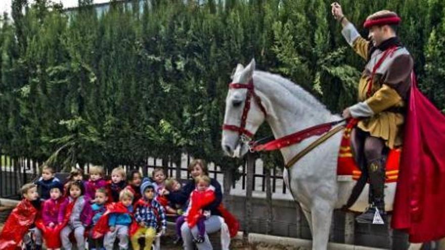 El guardacostas Francesc Cantó, encarnado por primera vez por Jerónimo Tripiana, visitó ayer varios centros.