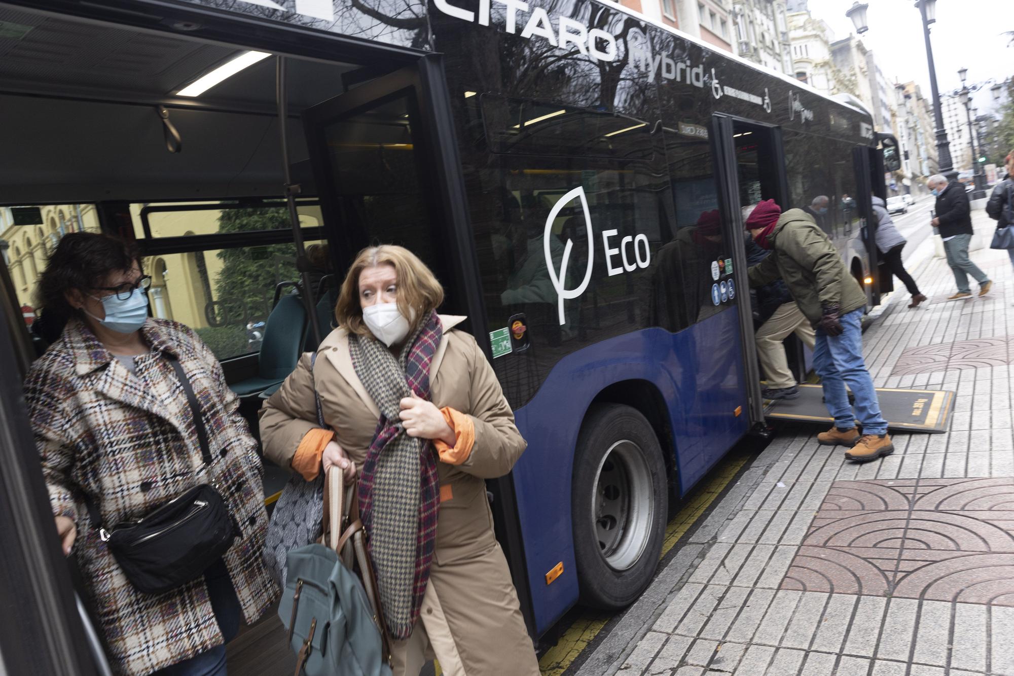 En imágenes: Así fue el último día del uso obligatorio de la mascarilla en el transporte público en Asturias