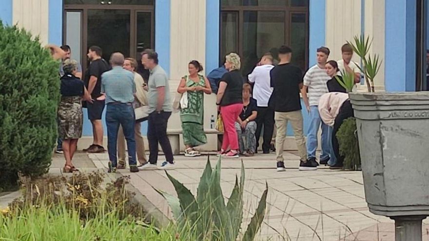 Asistentes ayer al tanatorio de Avilés para acompañar a la familia. |