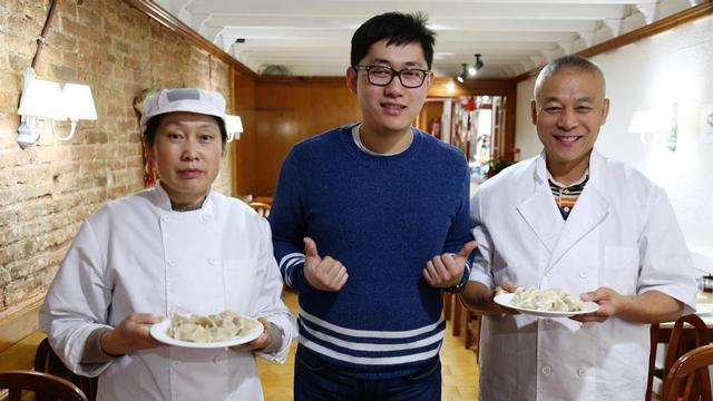 Wei, en el dilema de elegir entre dos platos, que sujetan sus padres, Xiu-Yan y Liw-U.