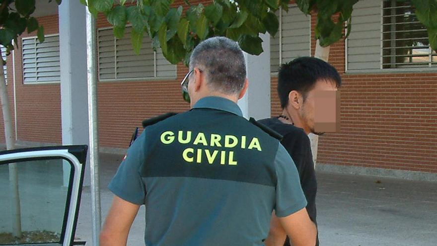 Guardia Civil y nieto de la víctima durante la detención