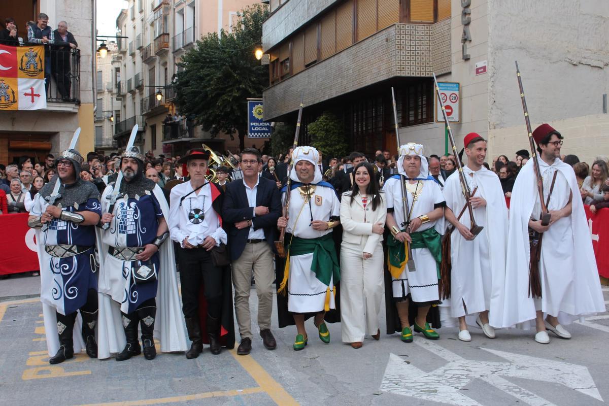 La comitiva institucional del desfile, a la llegada al a Plaça Major, con el alcalde y el presidente de Festers al centro.