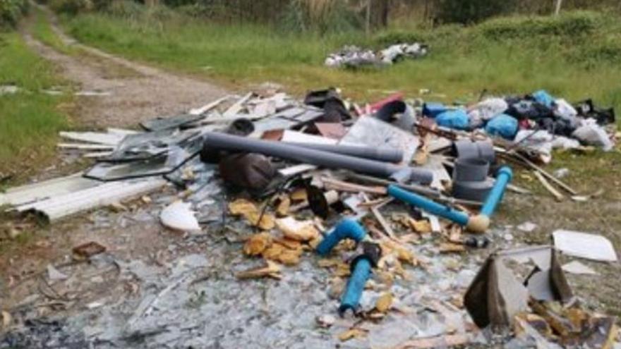 Vertido ilegal de residuos localizado en Monte das Arcas. | |