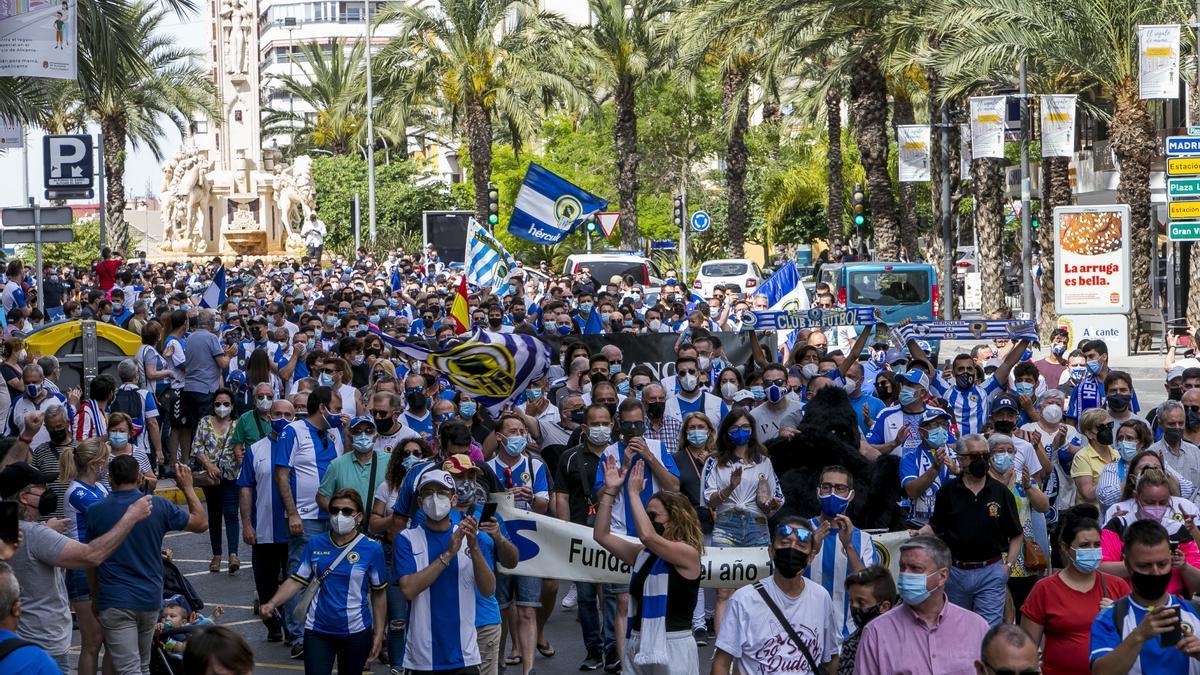 La afición del Hércules protesta por la mala situación del club