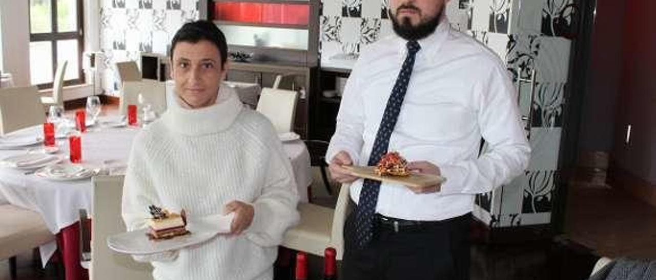 Inés Rodríguez y Javier Blanco, con dos de las tapas del concurso.