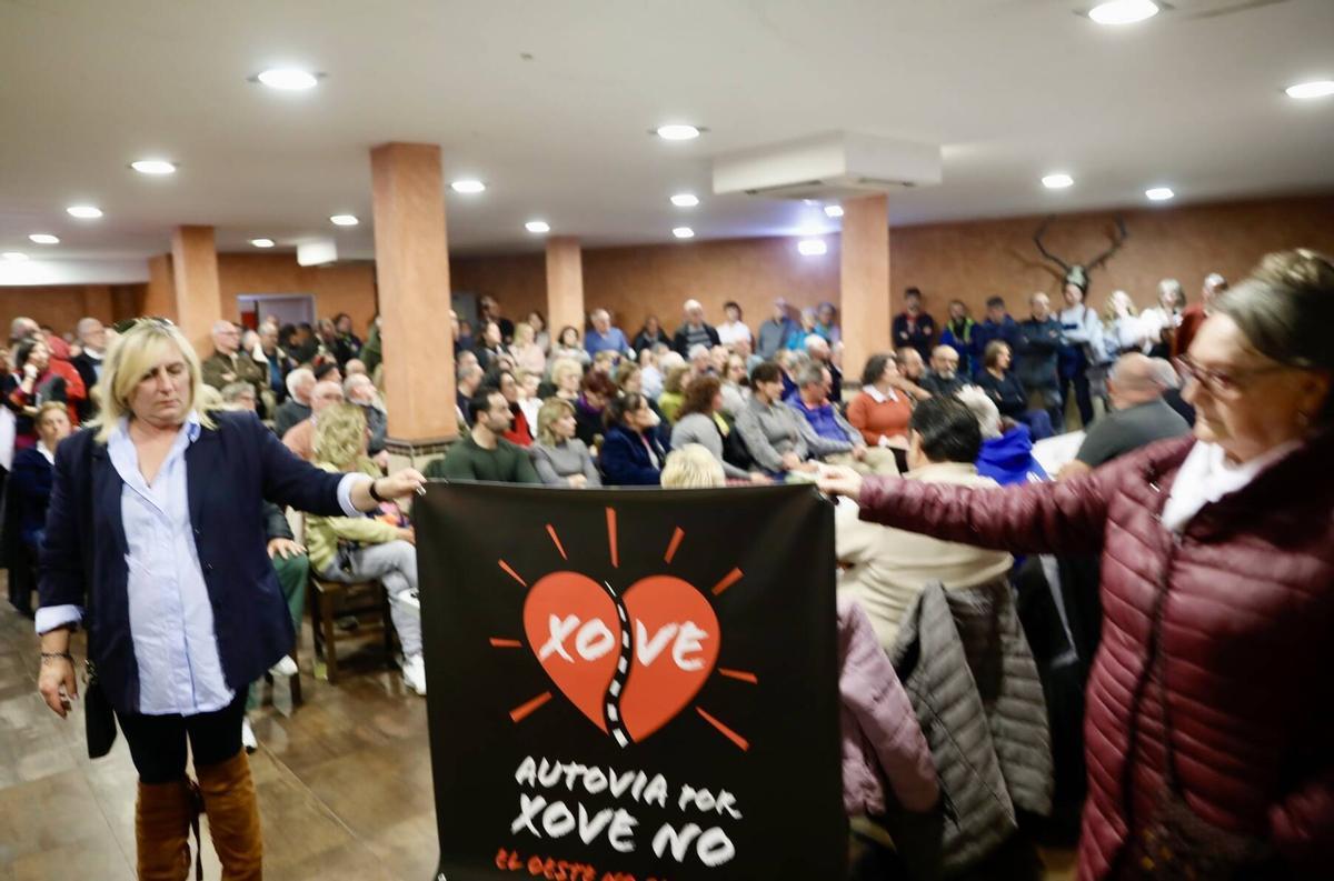 La multitudinaria asamblea vecinal por el vial de Jove, en imágenes