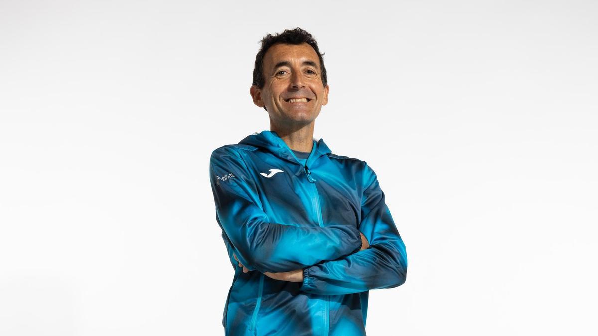 Miguel Heras, posando con la nueva equipación del JOMA Trail