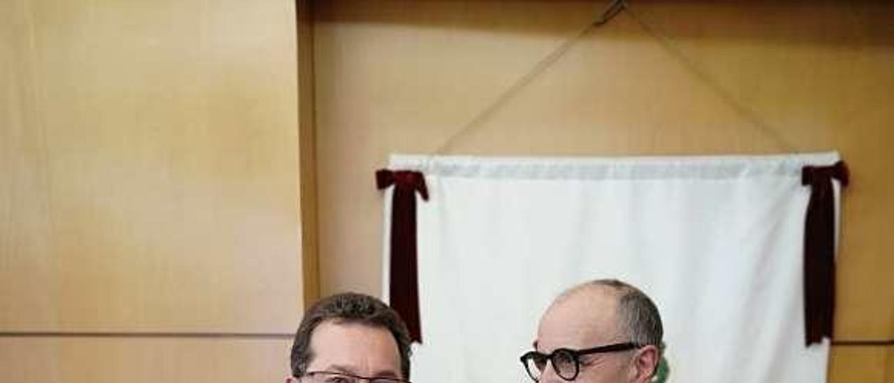 El presidente de la Banda de Música, José Miguel Karrera-Genoba, a la derecha, con el consejero de Cultura, Genaro Alonso, ayer en el salón de plenos.