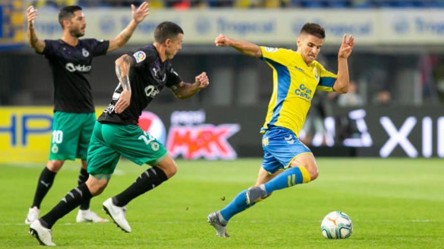 Ruiz de Galarreta conduce el balón ante la oposición de dos futbolistas del Racing de Santander, el pasado sábado.