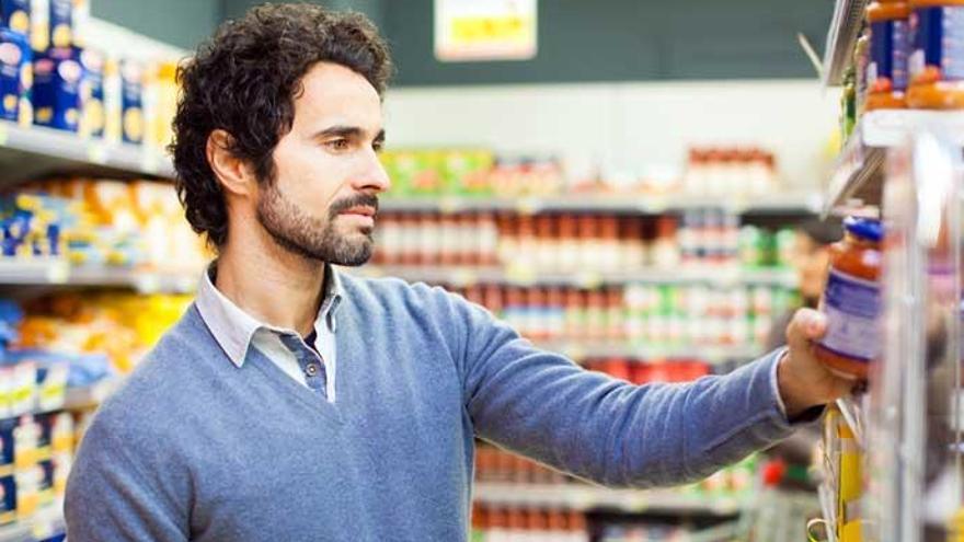 Un hombre consulta la etiqueta de un producto.