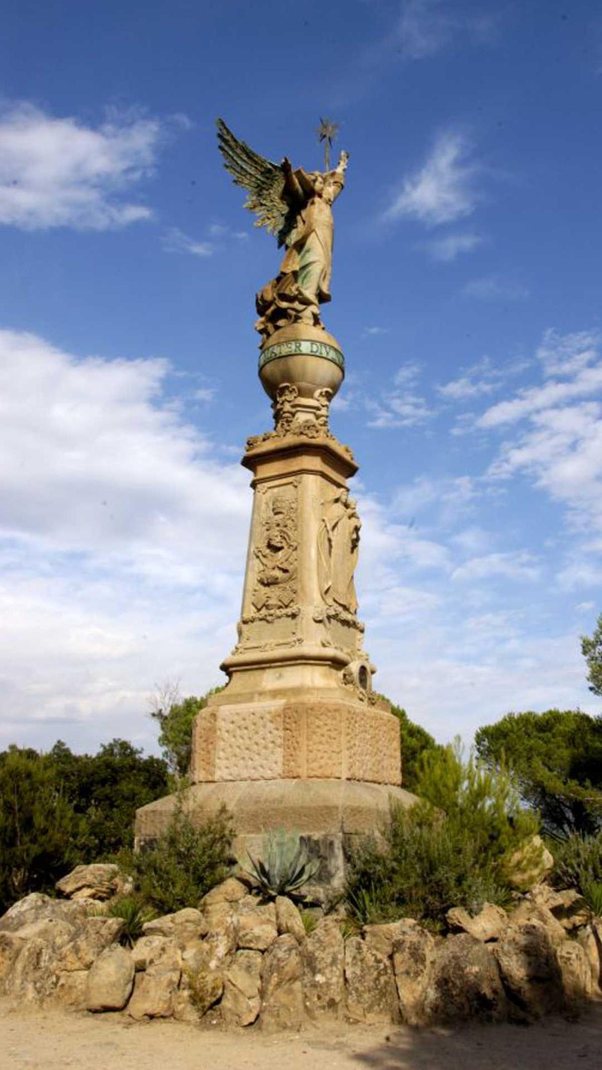 El monument de l'Àngel que hi ha dins del recinte modernista de Sant Pere del Bosc de Lloret de Mar.