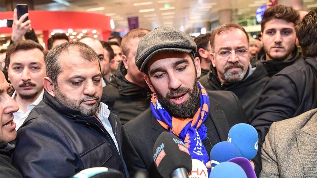 Arda Turan protagonizó otro escándalo en Turquía