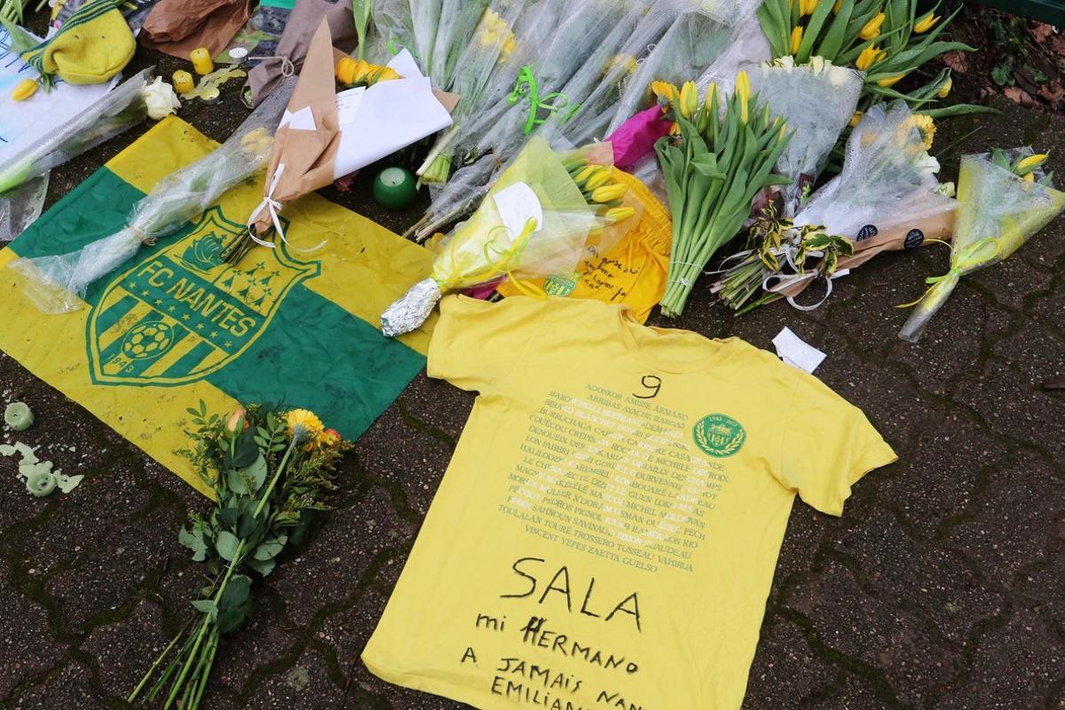 EPA355. NANTES (FRANCIA), 25/01/2019.- Vista del homenaje al jugador argentino Emiliano Sala en los campos de entrenamiento del FC Nantes, antes de una sesión este viernes en Nantes, Francia. El jugador argentino Lionel Messi pidió a las autoridades que no dejen de buscar a Emiliano Sala, el futbolista que viajaba en una avioneta que desapareció el lunes cuando cruzaba el Canal de la Mancha. EFE/ Eddy Lemaistre