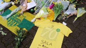 EPA355. NANTES (FRANCIA), 25/01/2019.- Vista del homenaje al jugador argentino Emiliano Sala en los campos de entrenamiento del FC Nantes, antes de una sesión este viernes en Nantes, Francia. El jugador argentino Lionel Messi pidió a las autoridades que no dejen de buscar a Emiliano Sala, el futbolista que viajaba en una avioneta que desapareció el lunes cuando cruzaba el Canal de la Mancha. EFE/ Eddy Lemaistre