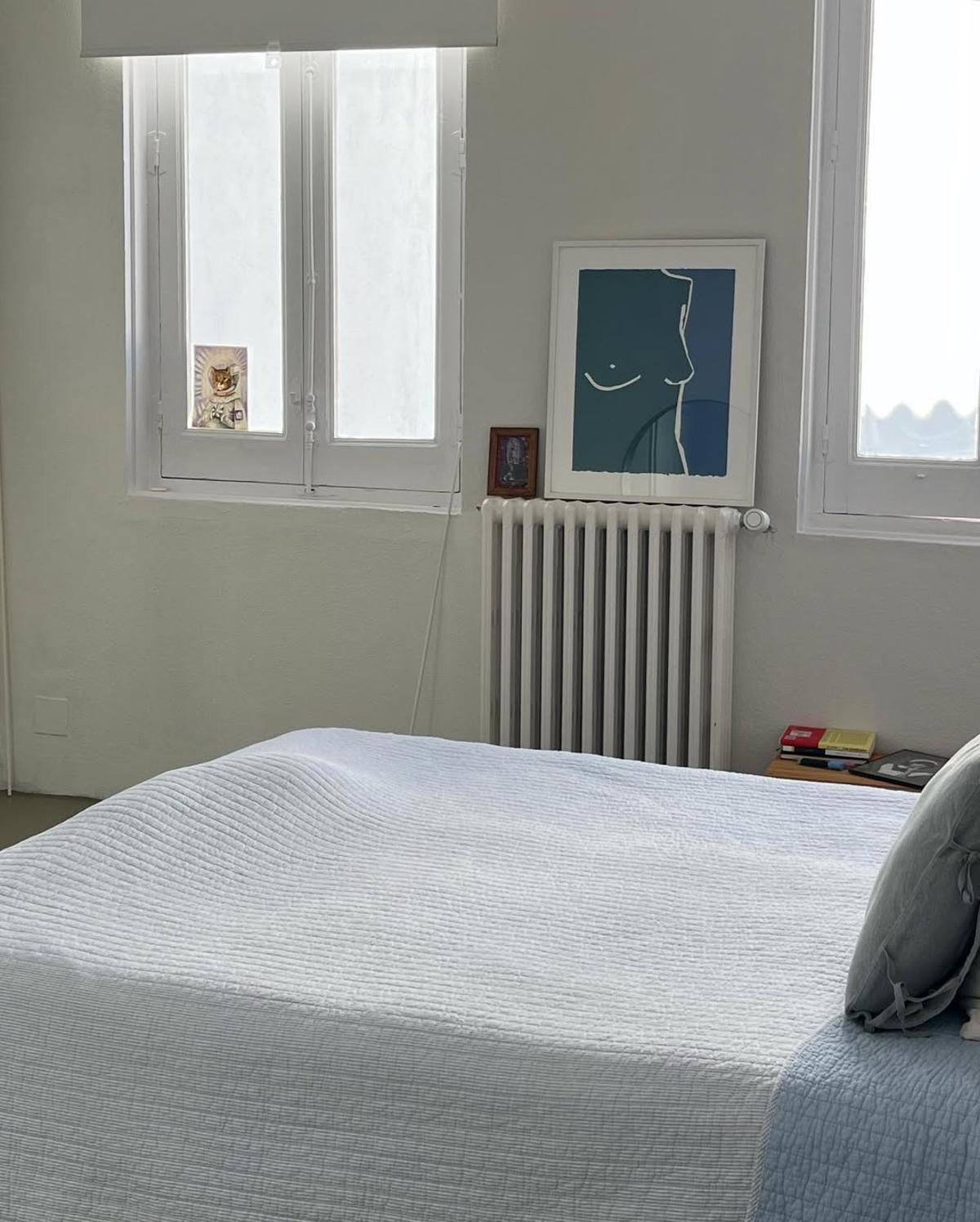 En la habitación de Anna Castillo, la cama se sitúa a rás de suelo