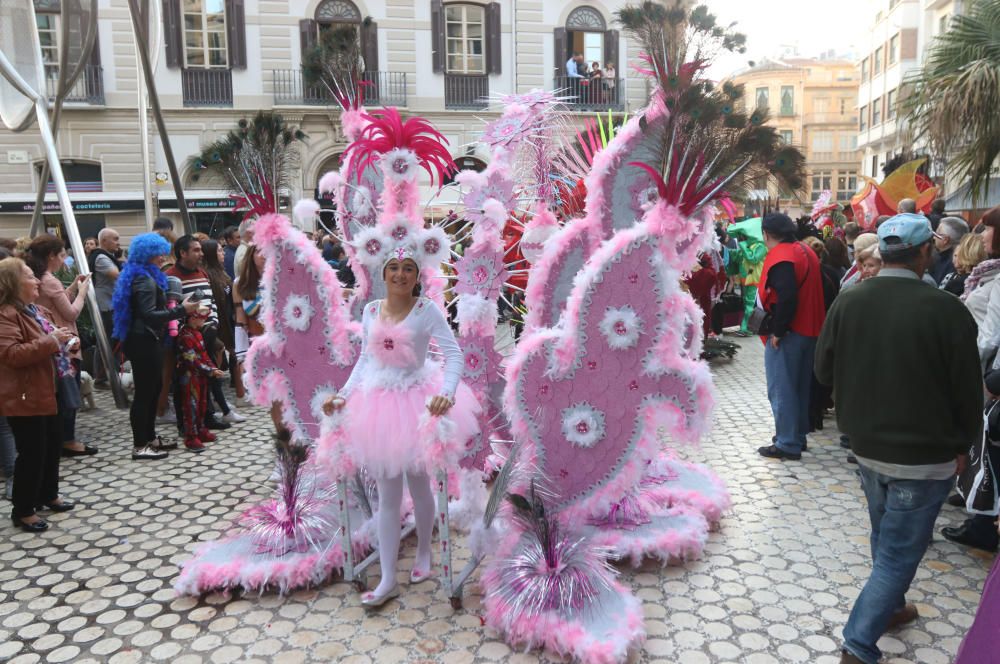 Desfile de dioses y grupos de animación.