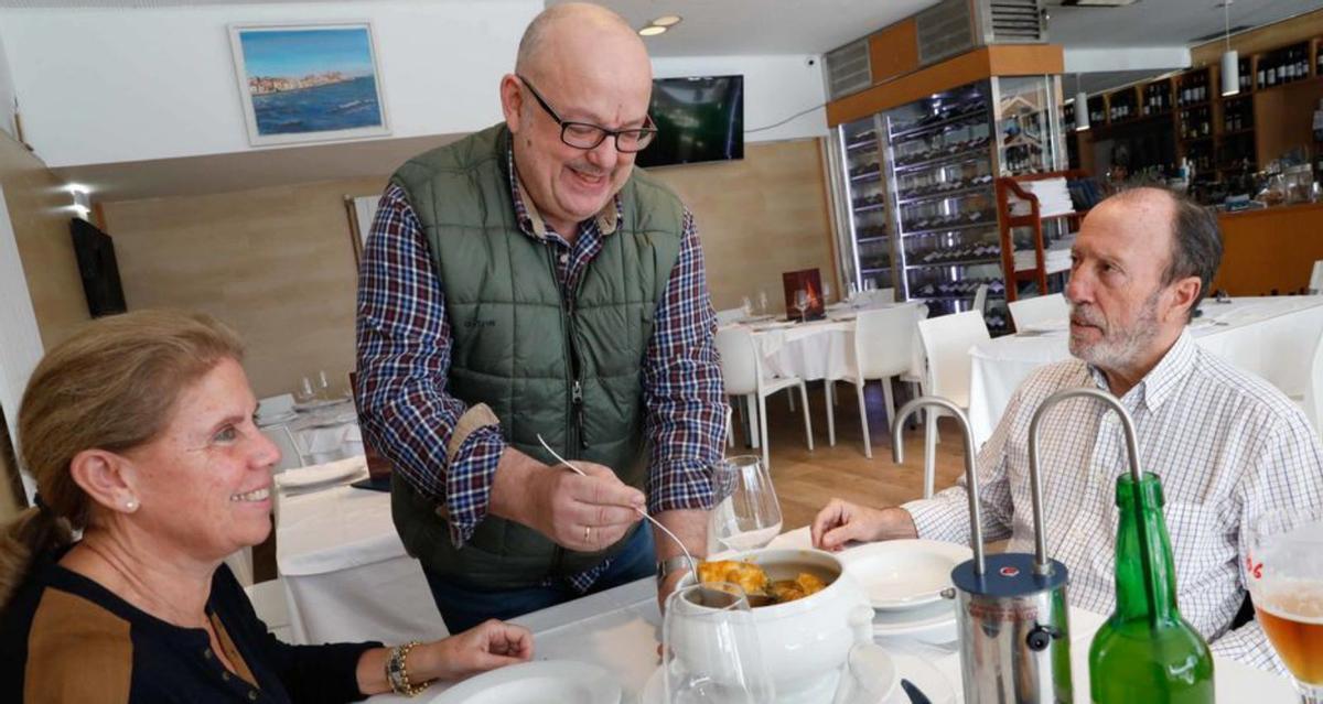 Comensales disfrutando de una edición anterior de las jornadas gastronómicas.