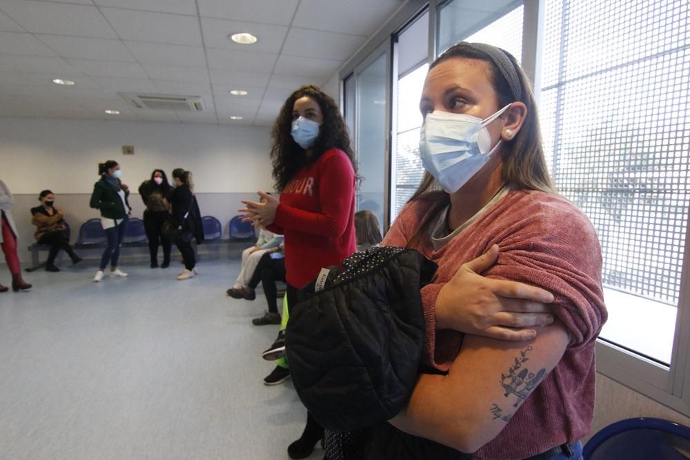 Trabajadoras de ayuda a domicilio reciben las primeras vacunas de AstraZeneca en Córdoba