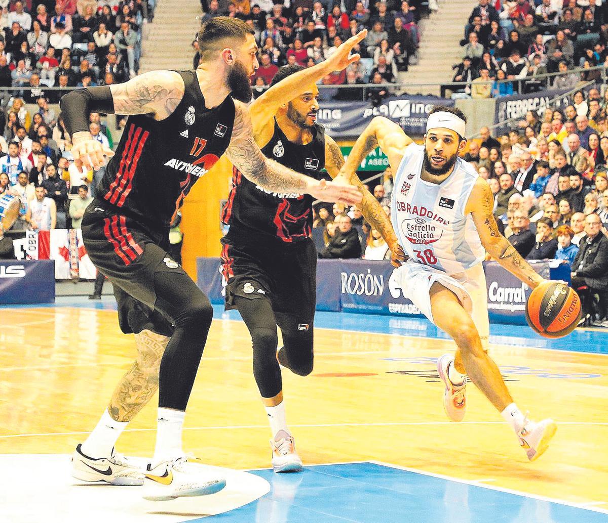 El obradoirista Kassius Robertson, con el balón, durante el encuentro ante el Real Madrid en Sar