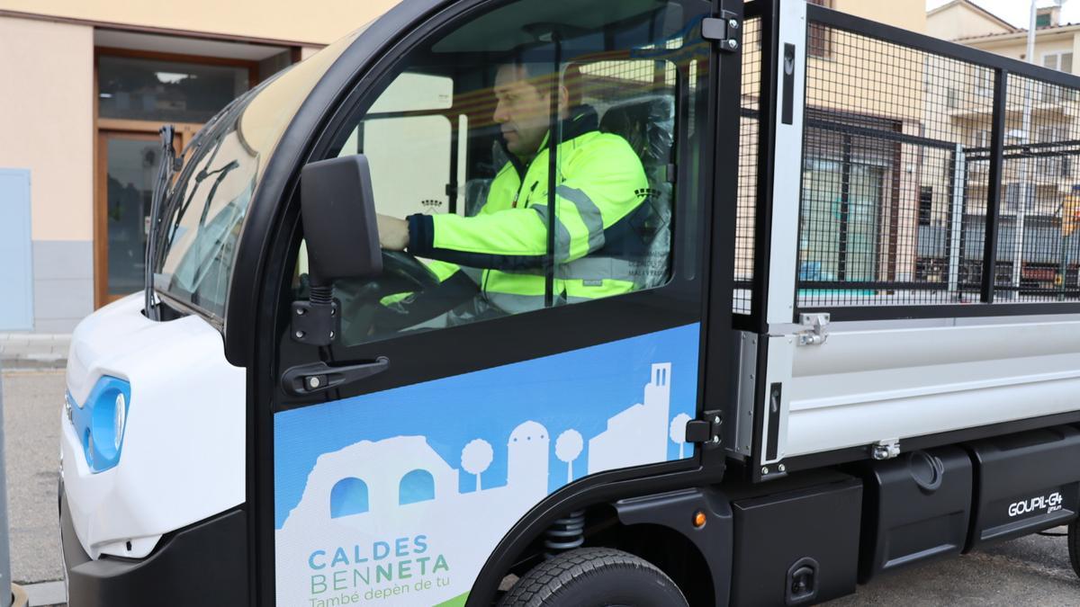 La brigada municipal ha adquirit un nou vehicle elèctric.