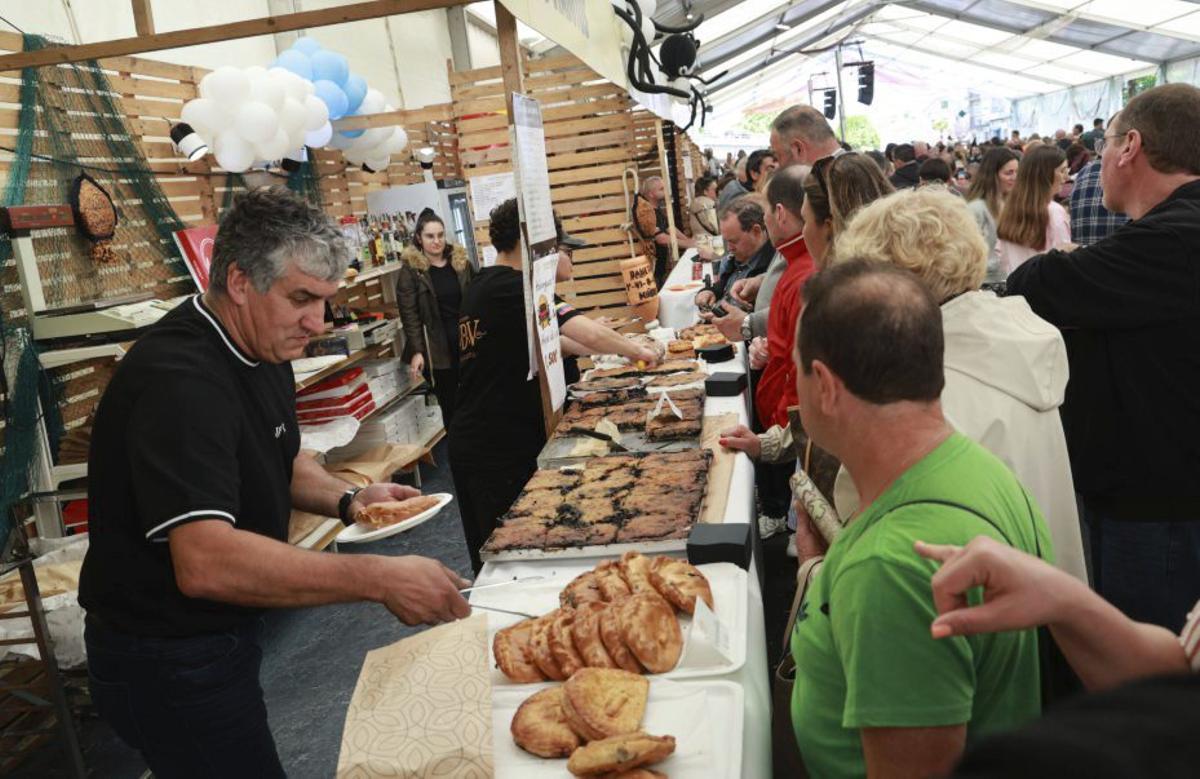 Uno de los puestos sirve empanadas y empanadillas de choco. | JOSÉ LORES