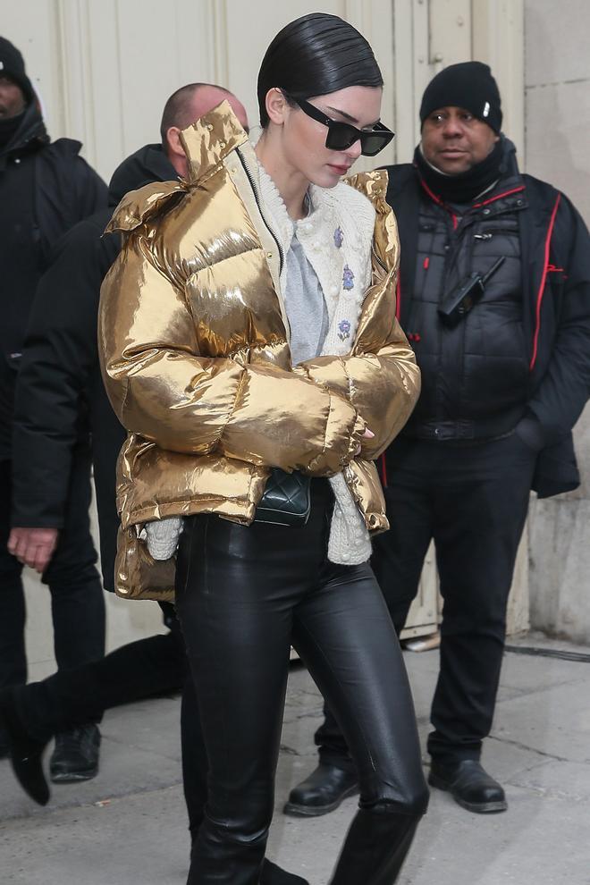 Kendal Jenner con un plumas dorado en París