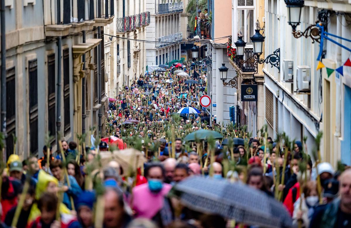 La Policía Local ha estimado una asistencia de cerca de cien mil peregrinos que han acudido a la Santa Faz. Un tercio de los 300.000, que siempre según el Ayuntamiento, hicieron la Santa Faz en 2019, la última edición antes de la pandemia.